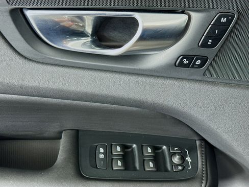 Used 2025 Volvo XC60 B5 Plus image 23