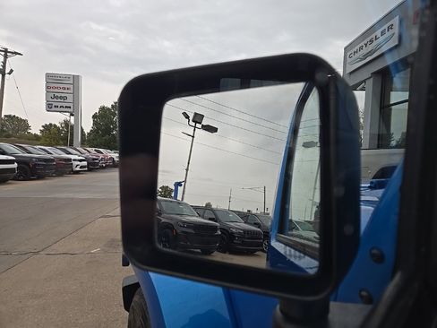 Used 2015 Jeep Wrangler Unlimited Sahara w/ Connectivity Group image 28