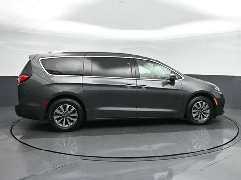 Used 2021 Chrysler Pacifica Touring-L FWD image 8