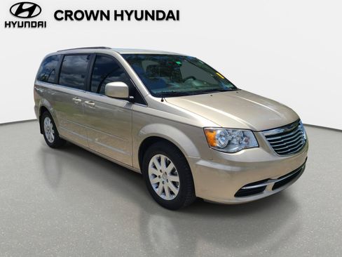 Used 2016 Chrysler Town & Country LX FWD image 3