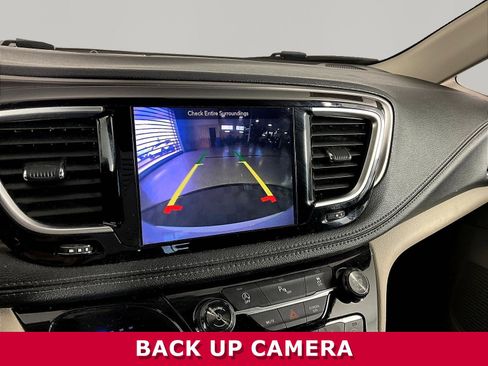 Used 2018 Chrysler Pacifica Limited w/ Tire & Wheel Group FWD image 14