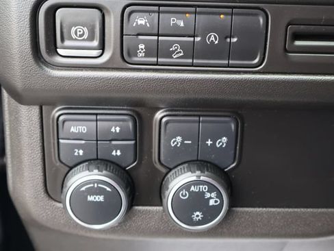 Used 2024 Chevrolet Tahoe Premier AWD/4WD image 16