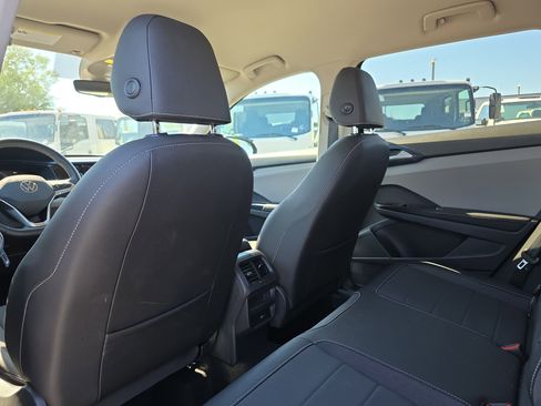 Used 2024 Volkswagen Taos SE image 17