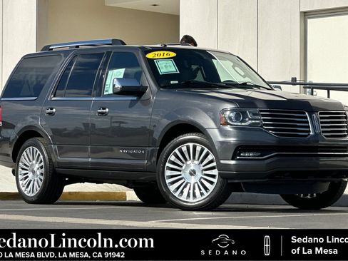 Used 2016 Lincoln Navigator Select image 1