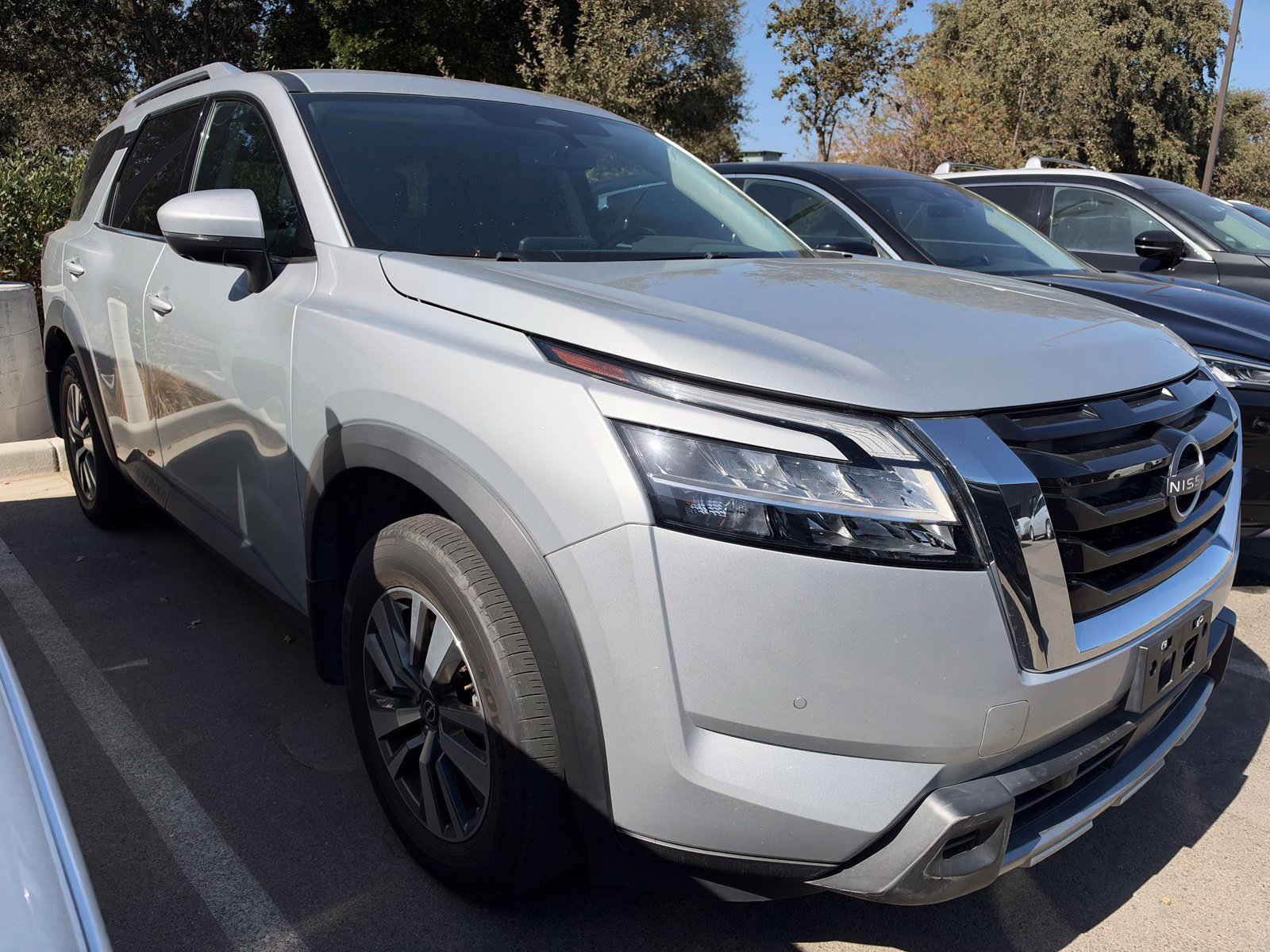 Used 2024 Nissan Pathfinder SL FWD image 1