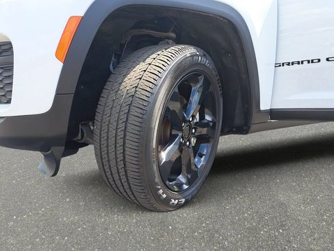 Certified 2024 Jeep Grand Cherokee Altitude AWD/4WD image 30