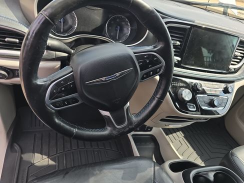 Used 2021 Chrysler Pacifica Touring-L FWD image 16