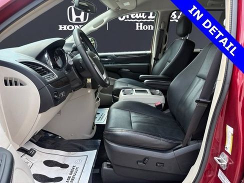 Used 2015 Chrysler Town & Country Touring FWD image 9