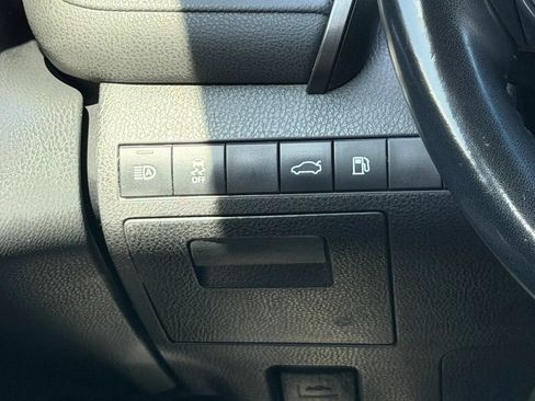 Used 2018 Toyota Camry SE w/ Protection Package (Q2) FWD image 39