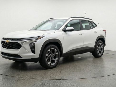 Used 2025 Chevrolet Trax LT FWD image 3