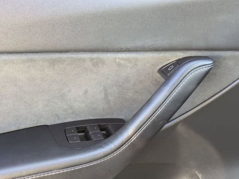 Used 2022 Tesla Model Y Long Range image 12