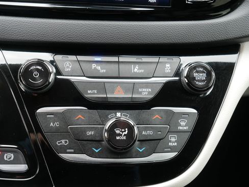 Used 2024 Chrysler Pacifica Touring-L FWD image 23