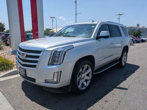 Used 2015 Cadillac Escalade Luxury AWD/4WD image 3