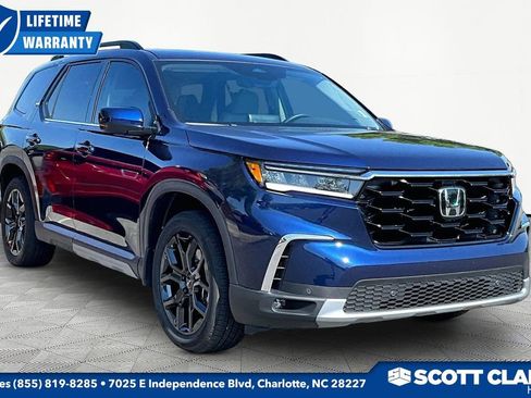 Used 2025 Honda Pilot Touring image 1