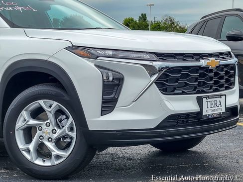 New 2026 Chevrolet Trax LS w/ LS Convenience Package FWD image 2