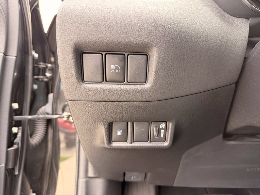 Used 2019 Toyota C-HR XLE FWD image 25