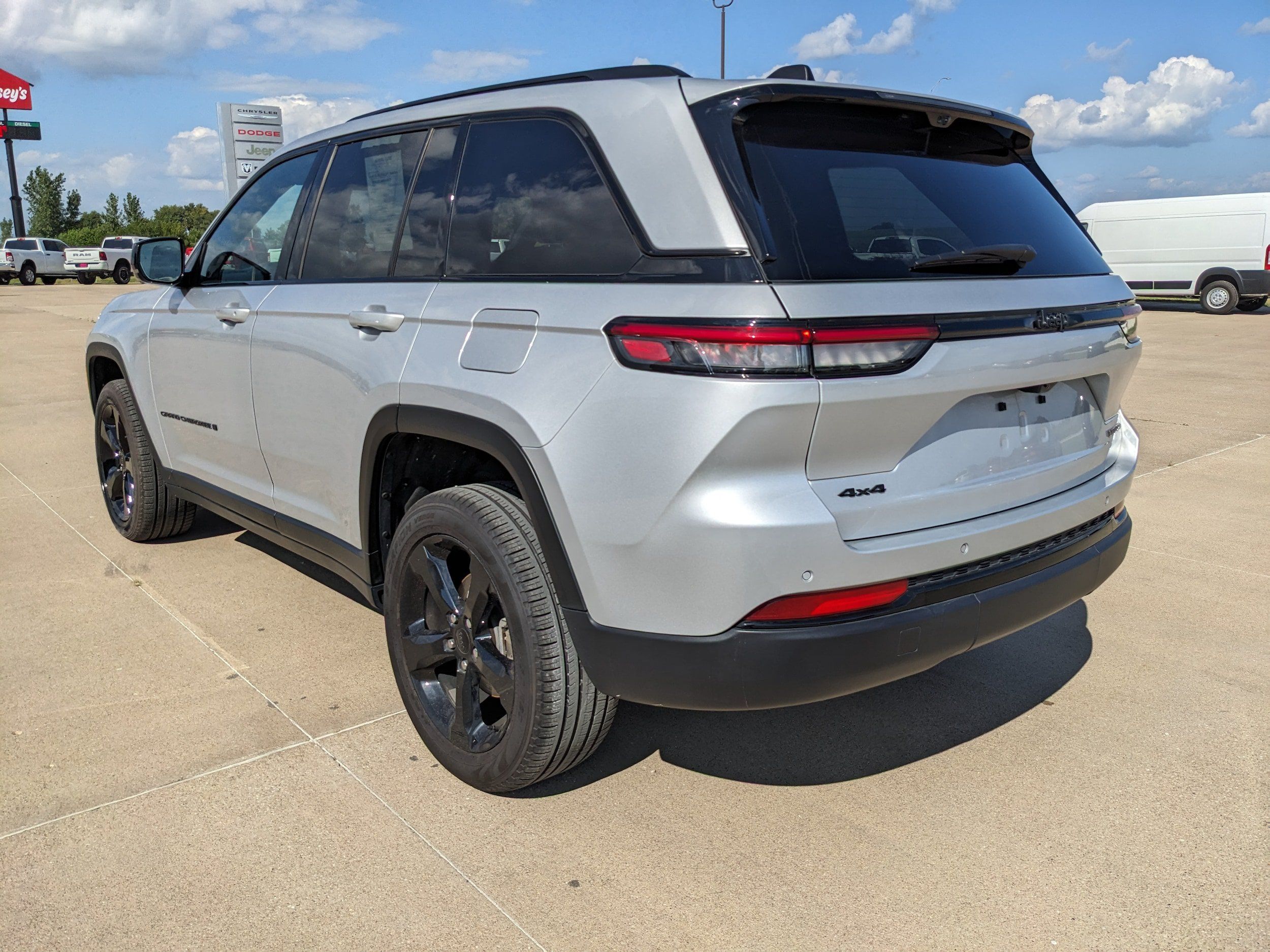 Used 2025 Jeep Grand Cherokee Limited w/ Luxury Tech Group II AWD/4WD image 6