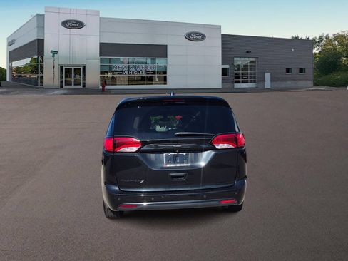 Used 2019 Chrysler Pacifica Touring Plus w/ S Appearance Package FWD image 8