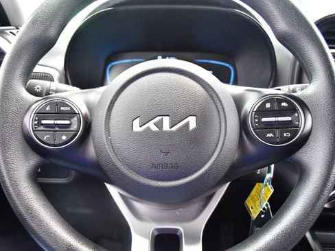 Used 2025 Kia Soul LX w/ LX Technology Package FWD image 19