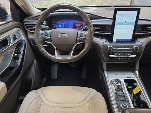 Used 2020 Ford Explorer Platinum w/ Premium Technology Package image 19