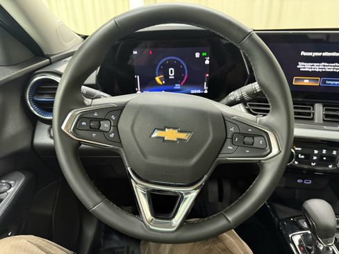 Used 2025 Chevrolet Trax LT w/ LT Convenience Package FWD image 32