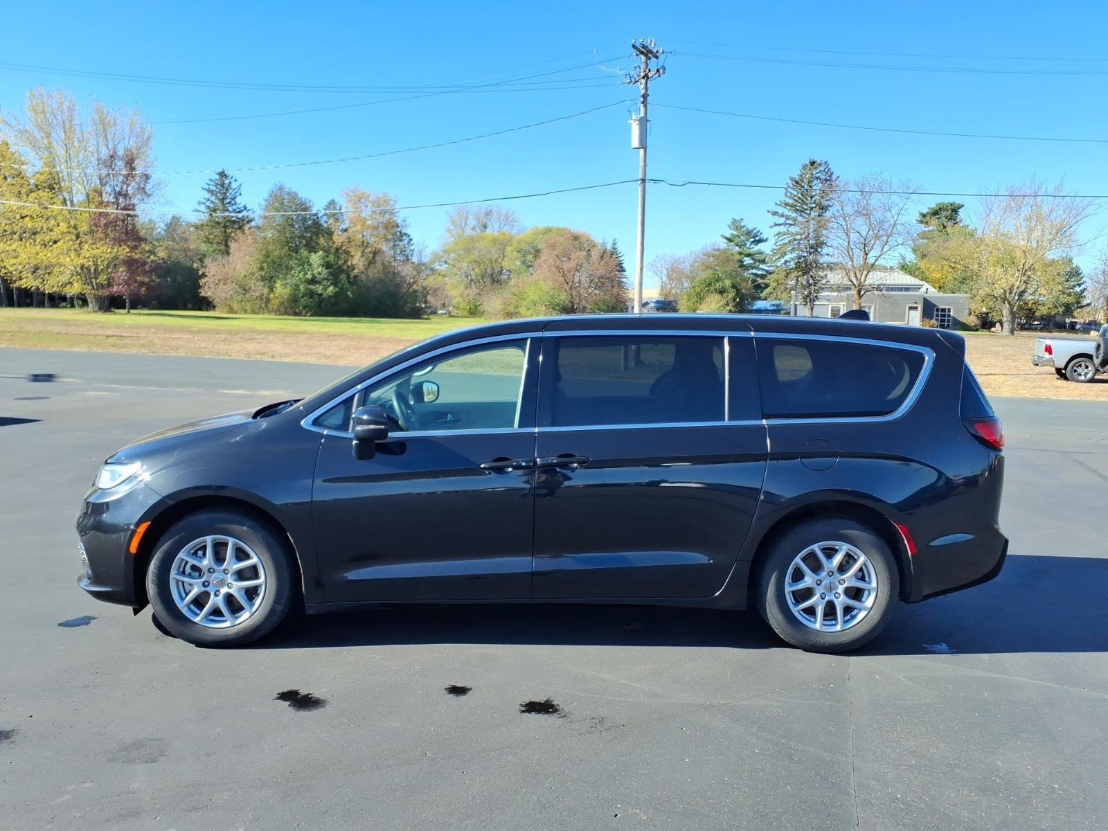 Used 2023 Chrysler Pacifica Touring-L FWD image 2