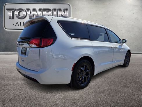 Used 2020 Chrysler Pacifica Touring-L Plus FWD image 5