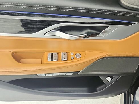 Used 2017 BMW 750i xDrive image 26