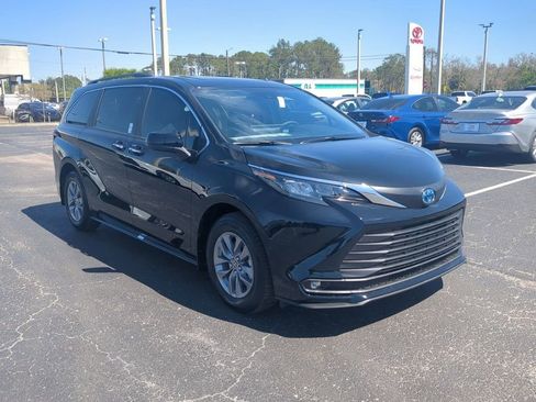 New 2025 Toyota Sienna XLE image 2