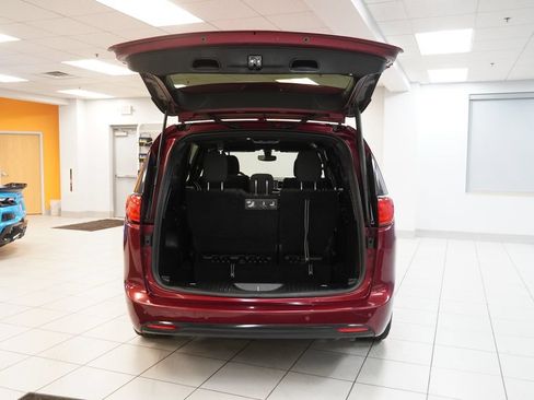 Used 2019 Chrysler Pacifica Touring Plus w/ S Appearance Package FWD image 9