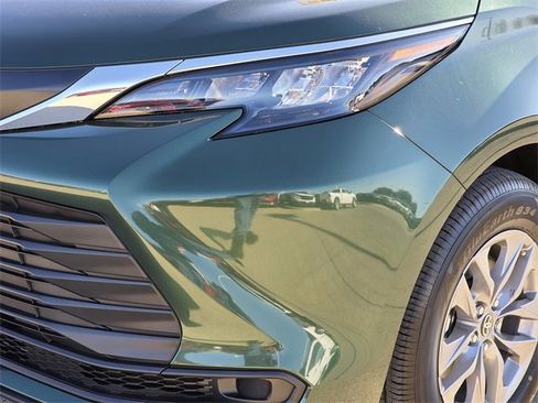 Used 2025 Toyota Sienna LE image 6