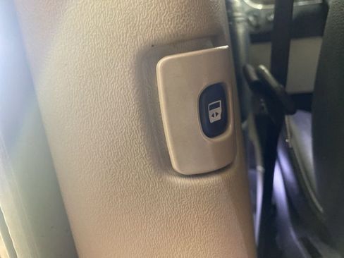 Used 2016 Chrysler Town & Country Touring w/ Driver Convenience Group image 17