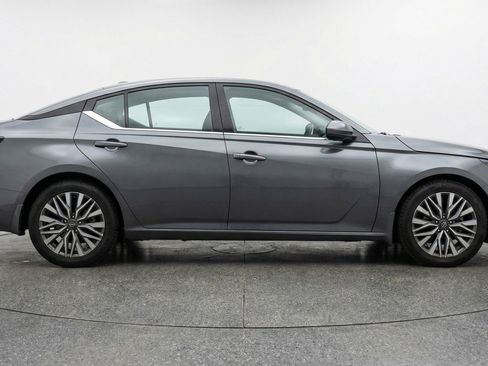 Used 2025 Nissan Altima 2.5 SV FWD image 11