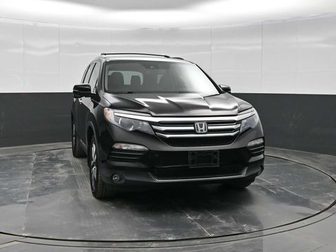 Used 2017 Honda Pilot Touring image 2