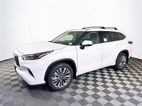 New 2025 Toyota Highlander Platinum image 4