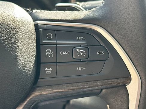 Used 2025 Jeep Grand Cherokee L Limited AWD/4WD image 34