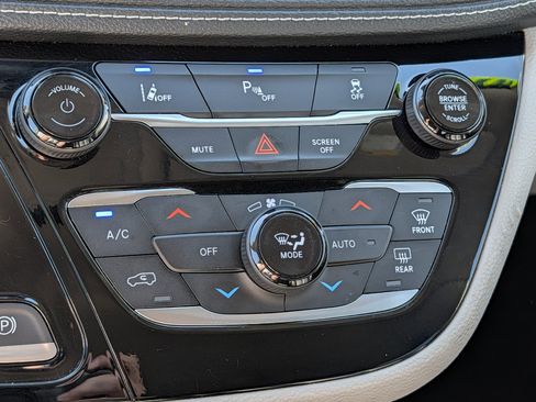 Used 2023 Chrysler Pacifica Touring-L FWD image 24