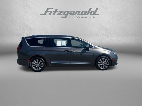 Used 2023 Chrysler Pacifica Pinnacle FWD image 8