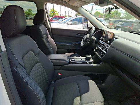 Used 2024 Nissan Pathfinder SV AWD/4WD image 12
