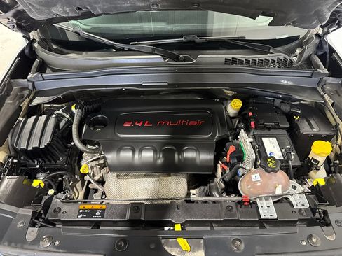 Used 2017 Jeep Renegade Latitude AWD/4WD image 12