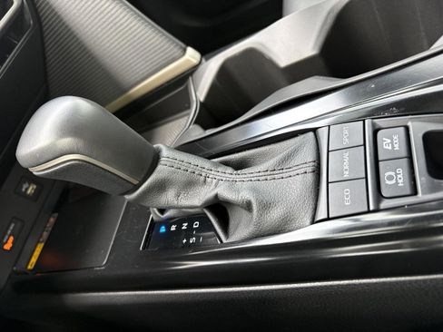 Used 2025 Toyota Camry SE image 18