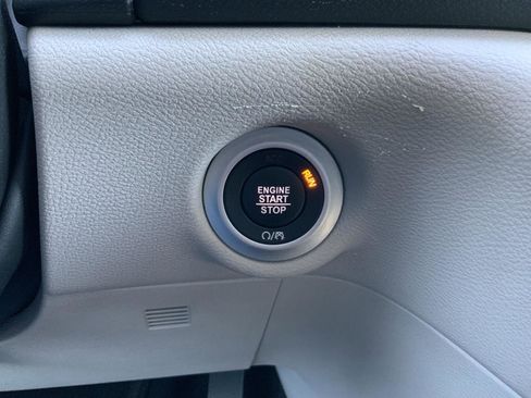 Used 2023 Chrysler Pacifica Touring-L image 33