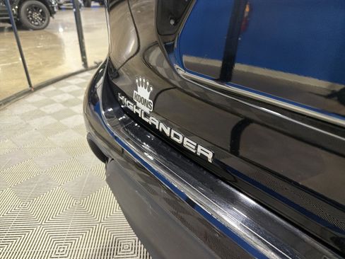 Used 2021 Toyota Highlander XLE AWD/4WD image 19