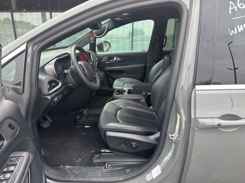 Used 2025 Chrysler Pacifica Select FWD image 11