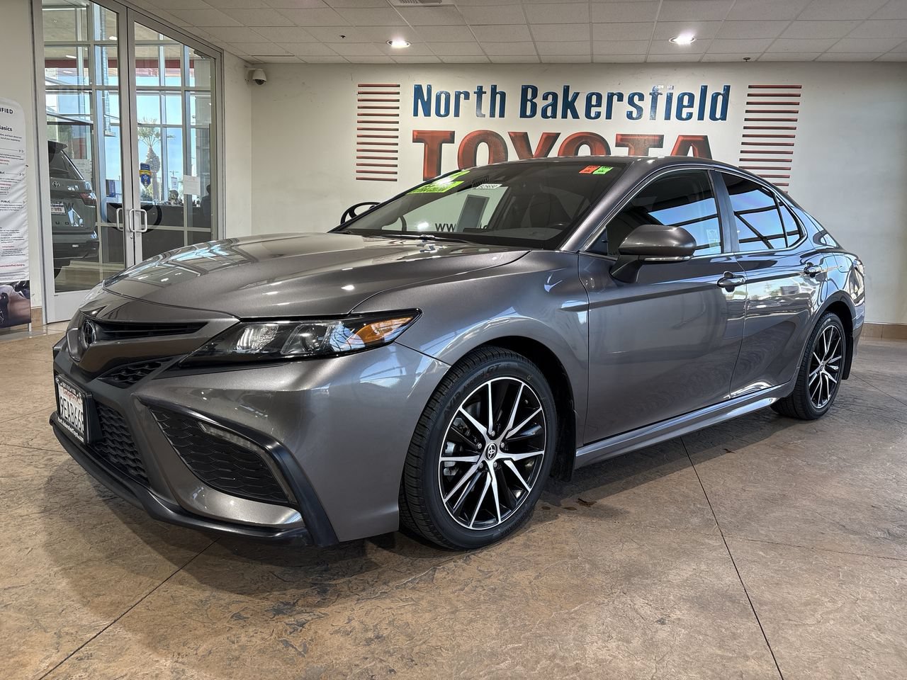 Used 2023 Toyota Camry SE FWD image 1