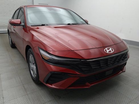 Used 2025 Hyundai Elantra SE FWD image 13