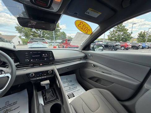 Used 2023 Hyundai Elantra SEL w/ Cargo Package FWD image 12