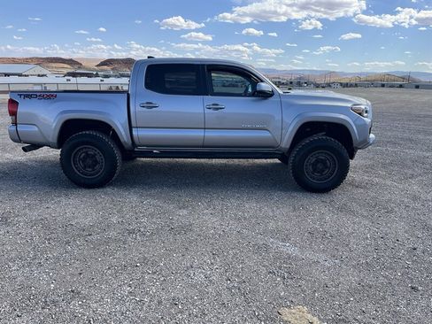 Used 2016 Toyota Tacoma TRD Sport w/ Exterior Package AWD/4WD image 2