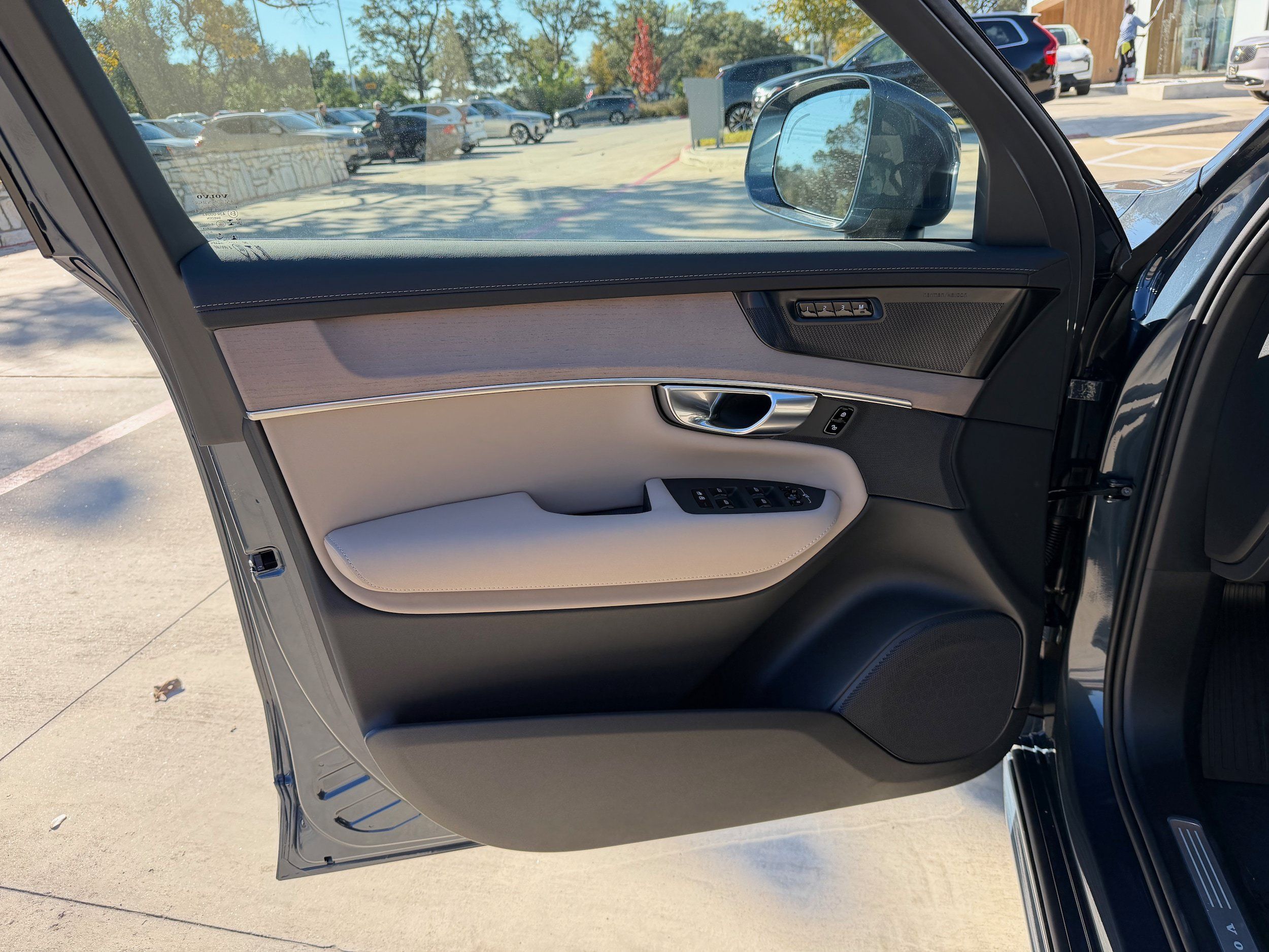 New 2026 Volvo XC90 T8 Plus w/ Protection Package Premier AWD/4WD image 18