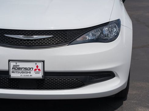 Used 2021 Chrysler Voyager LX FWD image 9
